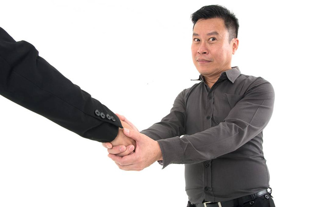 Dos hombres de negocios post para estrechar la mano para celebrar el éxito aislado
 - Foto, imagen