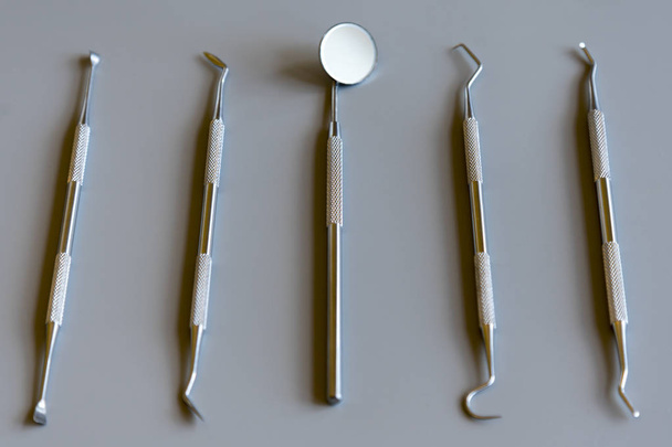 Narzędzia dentysty na szarym tle. miejsce kopiowania - Zdjęcie, obraz