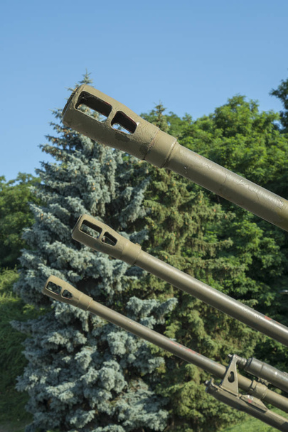 Barriles de artillería contra un cielo azul. El concepto de guerra y violencia. foto vertical
 - Foto, Imagen