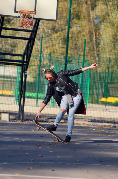 Hipster menina posando com um skate
. - Foto, Imagem