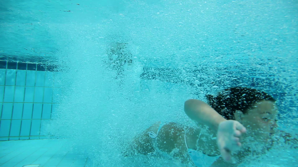 Giovane uomo che salta in piscina
 - Filmati, video