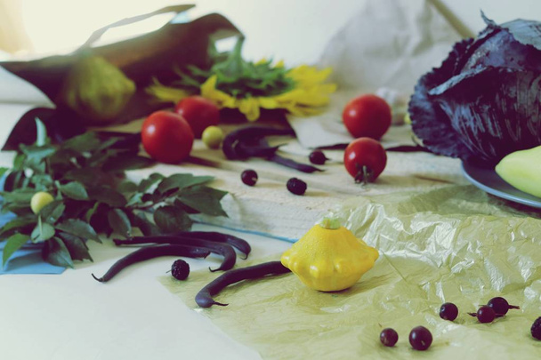 Čerstvá zelenina a ovoce z tržnice na dřevěném stole, zdravá strava, ingredience na oběd, večeře, letní sezóna, podzim - Fotografie, Obrázek