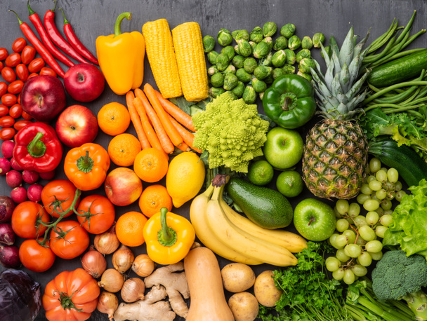 健康的な食事成分:新鮮な野菜、果物やスーパーフード。栄養、食事、ビーガンフードの概念。具体的な背景 - 写真・画像