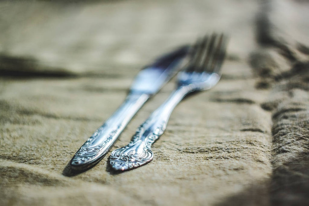 nůž a vidlička z retro-starožitných ubrus - Fotografie, Obrázek