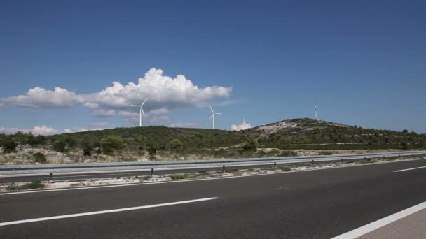 shot van de snelweg in de buurt van de Adriatische Zee - Video
