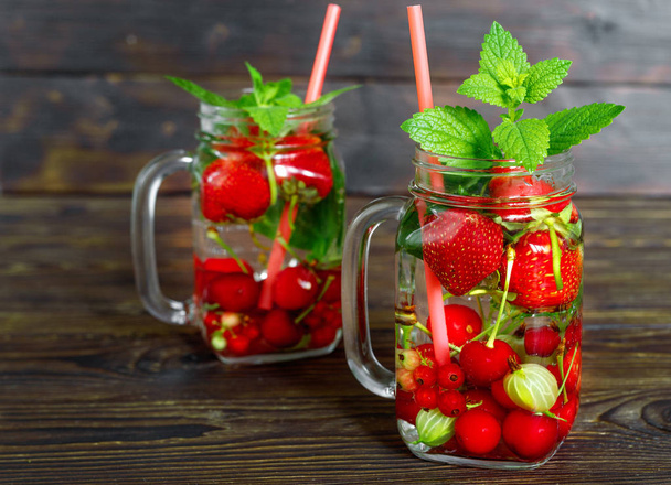 Fresh cool drink of ripe juicy cherry, strawberry, currant and g - Fotoğraf, Görsel