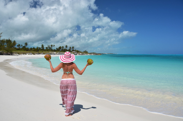 Girl with coconuts at a beach of Little Exuma, Bahamas - Foto, Imagen