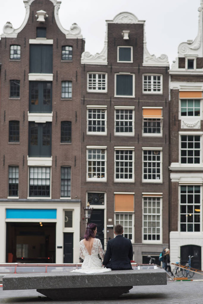 Ślub zdjęcia fotografowania. Panna młoda i oblubienica Walking w Amsterdamie - Zdjęcie, obraz