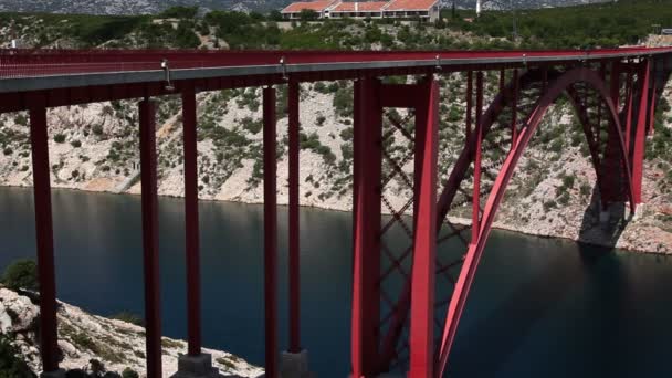 Κλείστε το πλάνο του μια σιδερένια γέφυρα πέρα από το κανάλι της θάλασσας - Πλάνα, βίντεο