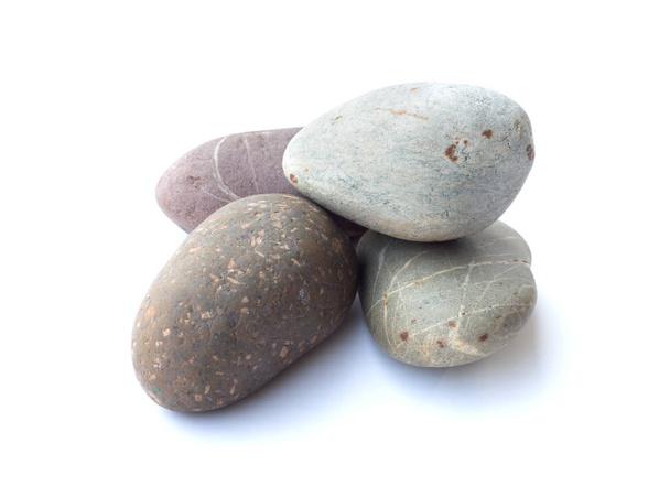 Oblázkové kameny, hromada kamenů izolovaných na bílém pozadí, moře  - Fotografie, Obrázek