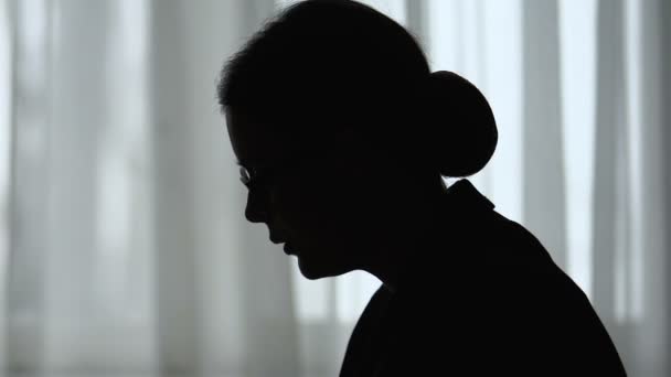 Yorgun kadın kafa tutan siluet, overworked ve depresif, closeup - Video, Çekim