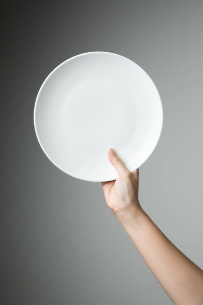 chef con plato blanco vacío
  - Foto, Imagen