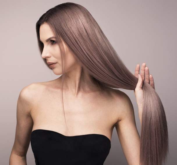 Mladá žena s elegantní fialovou barvou vlasů. - Fotografie, Obrázek