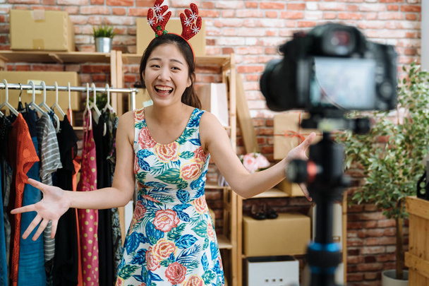 веселая женщина в прямом эфире продают платья
 - Фото, изображение