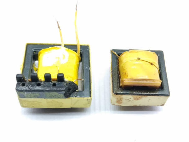 Obraz elektrycznych transformatorów izolowanych na białym tle - Zdjęcie, obraz