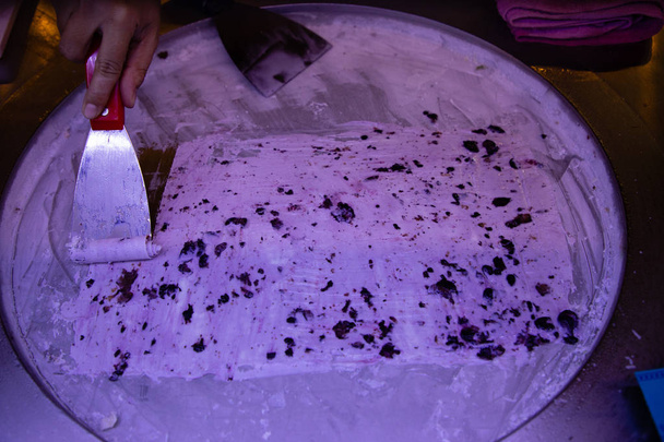 Γυναίκα χέρι φτιάχνει παγωτό σε στρογγυλό κρύο πλάκα - Φωτογραφία, εικόνα