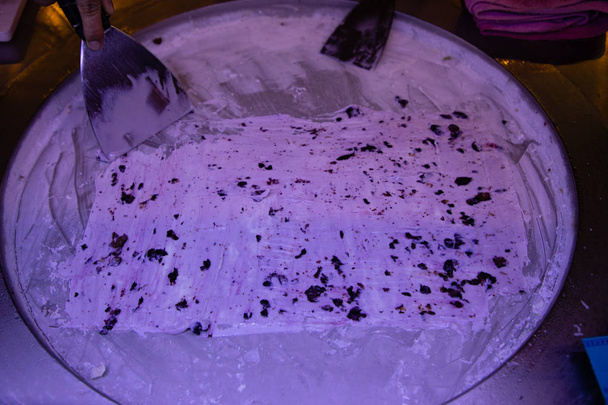 Γυναίκα χέρι φτιάχνει παγωτό σε στρογγυλό κρύο πλάκα - Φωτογραφία, εικόνα