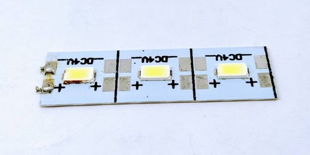 Obrázek LED žárovky izolovaných na bílém pozadí - Fotografie, Obrázek