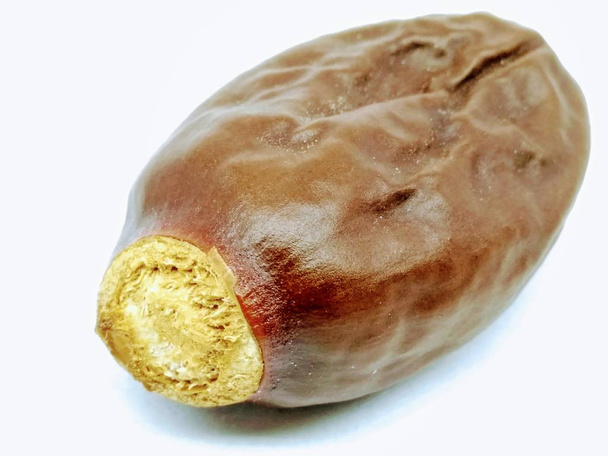 Uma imagem da semente de Lychee isolada em um fundo branco
 - Foto, Imagem