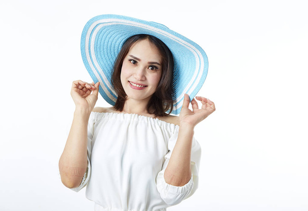 asian woman wearing summer straw hat - Foto, Imagen