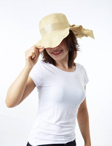 Ασιάτης/ισσα γυναίκα φορώντας καλοκαίρι ψάθινο καπέλο - Φωτογραφία, εικόνα