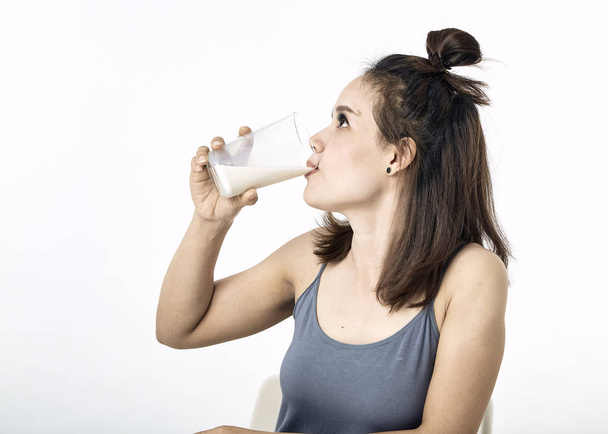 jeune femme buvant du lait sur la table
 - Photo, image