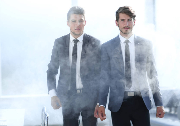 businessmen leave the office in smoke - Foto, Bild