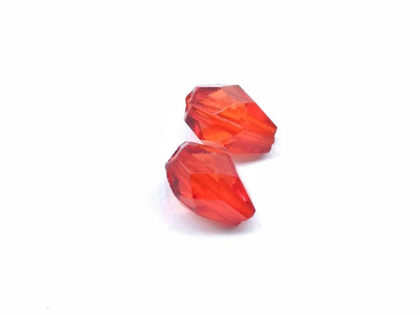 Imagen de dos diamantes rojos aislados sobre fondo blanco
 - Foto, imagen