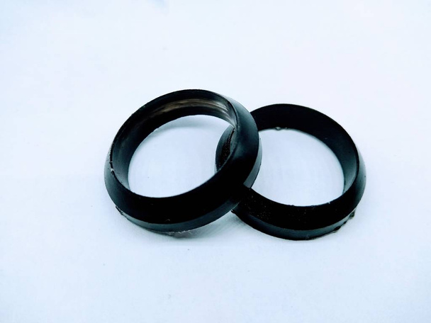 Картина чорного каучуку кільце ізольований на білому фоні - Фото, зображення