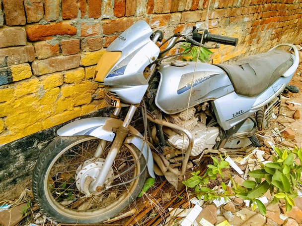 Μια φωτογραφία της παλιάς και σκουριασμένη μοτοσικλέτα σε εξωτερικούς χώρους - Φωτογραφία, εικόνα