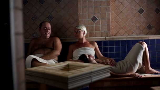 Familie in der Sauna - Filmmaterial, Video