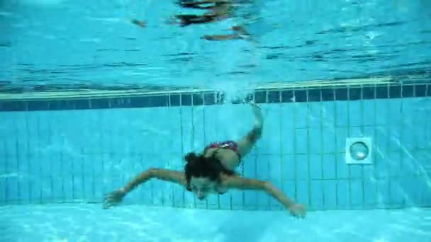 Mädchen schwimmen im Teenageralter - Filmmaterial, Video