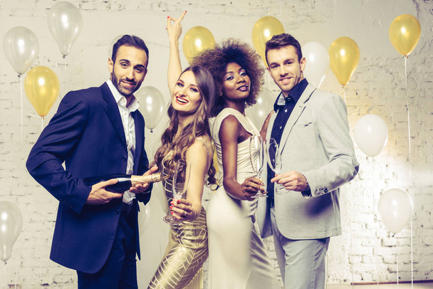 Группа мужчин и женщин, празднующих шампанским
 - Фото, изображение