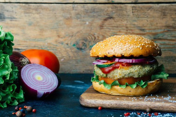 vegetarischer Burger (hausgemachter Burger) mit Kichererbsenschnitzel und - Foto, Bild