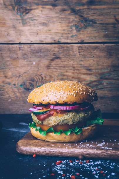 Вегетаріанський бургер (домашній бургер) з котлети з нуту та ве
 - Фото, зображення