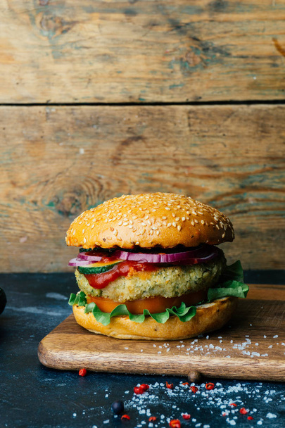 Вегетарианский бургер (домашний бургер) с котлеткой из гороха и ве
 - Фото, изображение