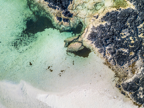 Luftaufnahme der weißen Lagune mit Sandstrand und klarem türkisfarbenem Wasser  - Foto, Bild