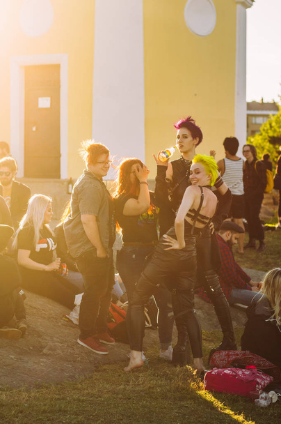Groep meisjes in lederen kostuums op picknick op Helsinki Pride  - Foto, afbeelding