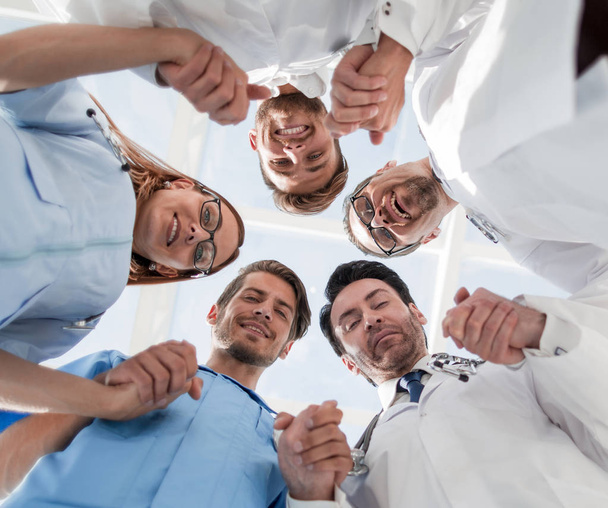 Medizinisches Personal steht bei einem Treffen im Kreis - Foto, Bild