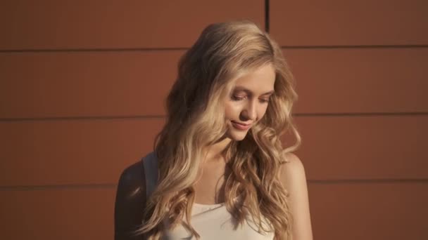 πορτρέτο ενός χαριτωμένο νεαρό κορίτσι με ξανθά μαλλιά - Πλάνα, βίντεο