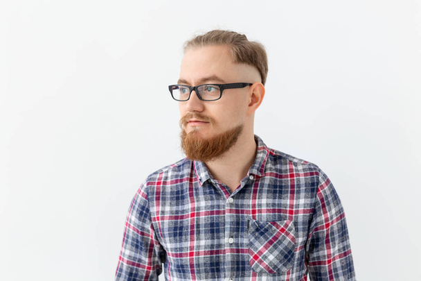 İnsanlar ve olumsuz duygular kavramı - gözlük sakallı adam bir şey hakkında düşünme - Fotoğraf, Görsel