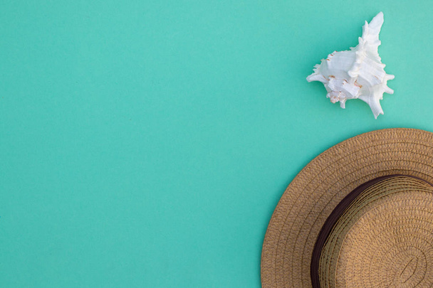ターコイズブルーの背景に帽子とシェル、夏の気分、のためのスペース  - 写真・画像
