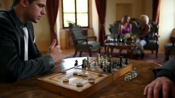 Geschäftsmann, der Schach spielt und Figuren bewegt - Filmmaterial, Video