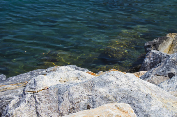 Scogliere bianche e blu brillante del Mar Mediterraneo. Riposo sul Mar Mediterraneo in Turchia. Estate, giorno soleggiato
 - Foto, immagini