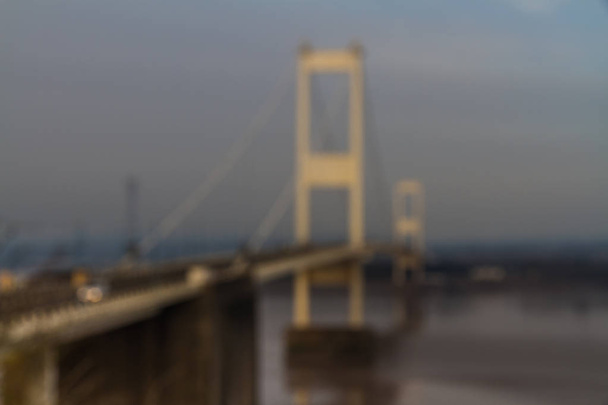 Imagen borrosa del puente colgante, paisaje
 - Foto, imagen