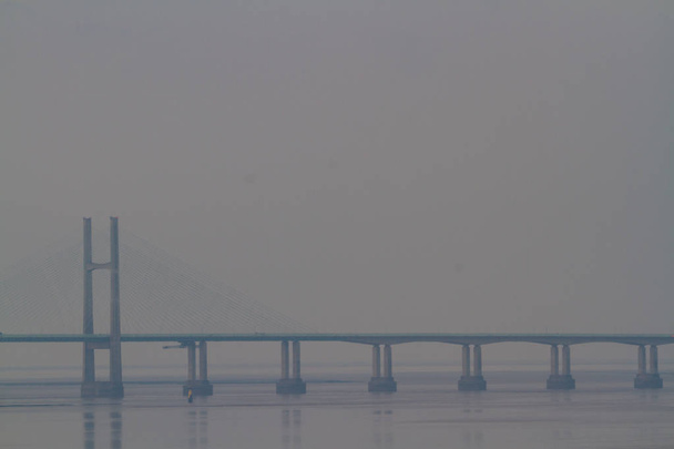 Cable se quedó puente en el fondo neblina
. - Foto, imagen