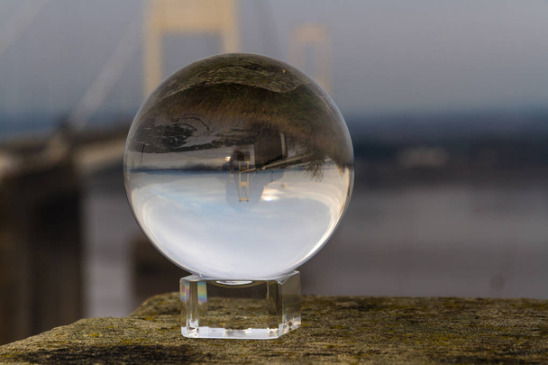 Crystal Ball widok oryginalnego mostu wiszący Severn Crossing - Zdjęcie, obraz