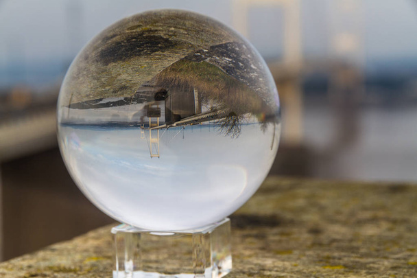 Crystal pallo näkymä Original Severn Crossing riippusilta
, - Valokuva, kuva
