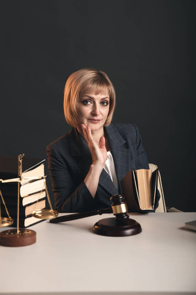 Blondi naispuolinen asianajaja työpaikalla eristetty studio käsittelyssä kirja
. - Valokuva, kuva
