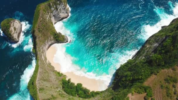 Nusa Penida Adası'nda kayalık pelerinli Cennet Kelingking plajı. Havadan görünüm - Video, Çekim